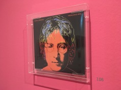 Andy Warhol gestaltete das Posthum erschienene John Lennon Album nach Fotos, die er von Yoko Ono erhielt.